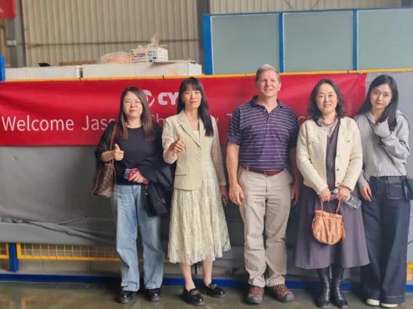 Custaiméirí Mheiriceá a threorú chun cuairt a thabhairt ar ár monarcha
