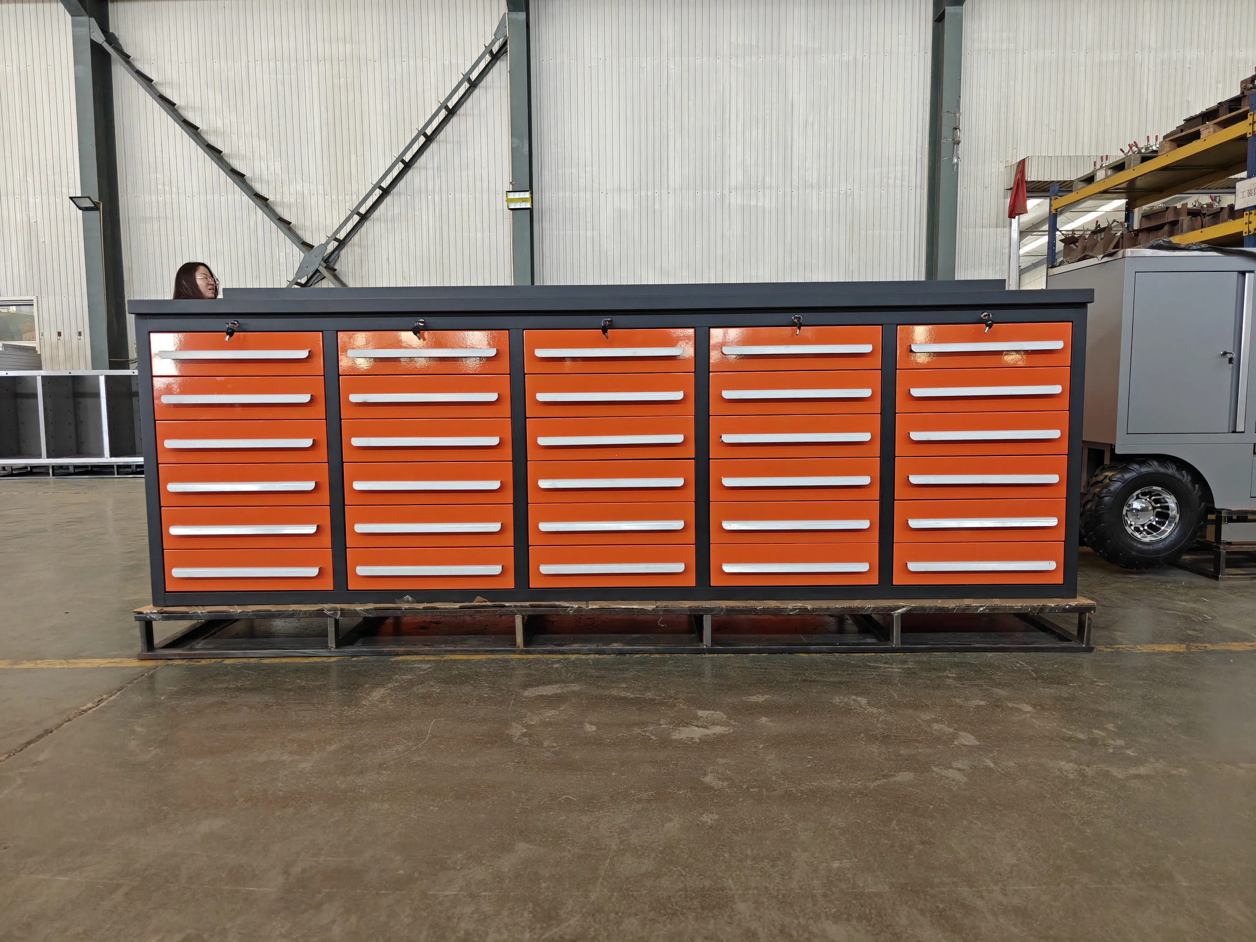 Cad iad na gnéithe den bhinse oibre Orange 30 Drawer?
